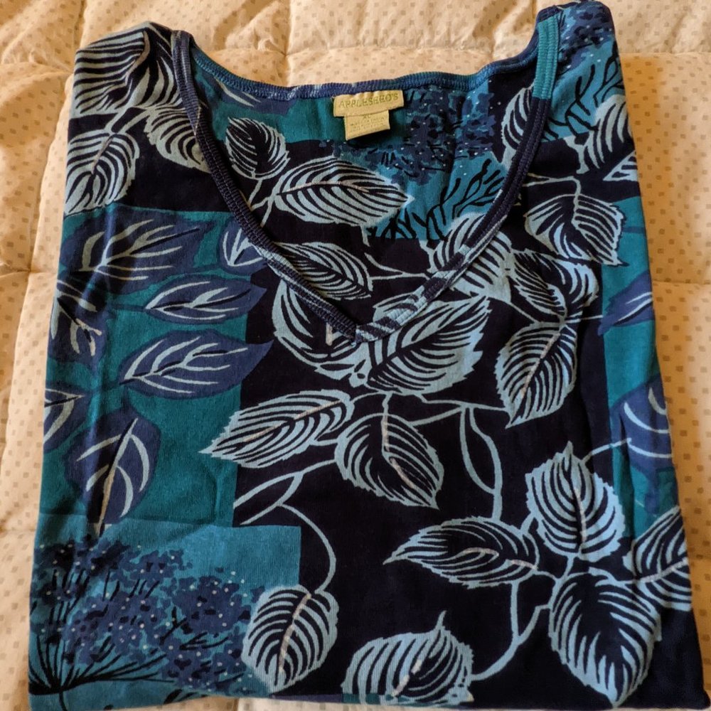 Appleseeds V-neck 3/4 sleeve Top - Picture 2 of 4